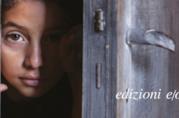 Recensione de L'Amica Geniale, la saga di libri di Elena Ferrante Lila che spia dalla porta