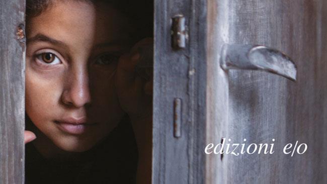 Recensione de L'Amica Geniale, la saga di libri di Elena Ferrante Lila che spia dalla porta