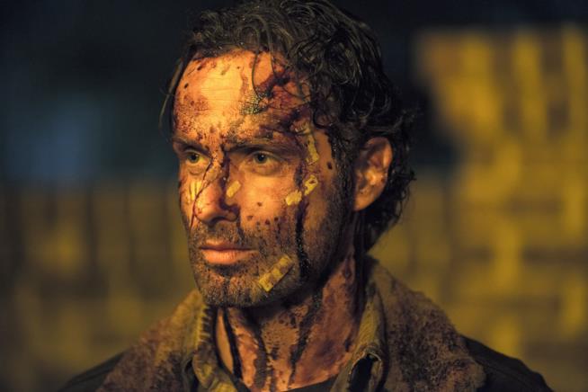 Andrew Lincoln nei panni di Rick Grimes in uno scatto sul set di The Walking Dead Rick Grimes in una sena di The Walking Dead