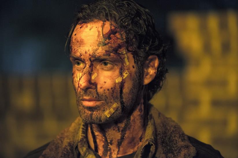 Andrew Lincoln nei panni di Rick Grimes in uno scatto sul set di The Walking Dead Rick Grimes in una sena di The Walking Dead