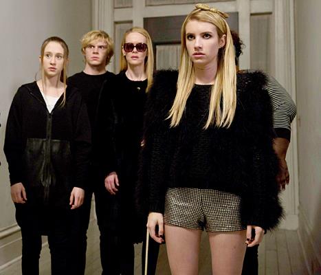 American Horror Story Emma Roberts ed Evan Peters in una scena di American Horror Story