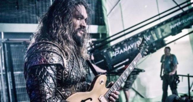 Jason Momoa è Aquaman nel nuovo scatto social del regista di Justice League Justice League - Jason Momoa Aquaman