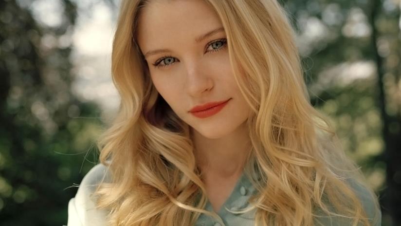 Fiocco rosa per l'attrice Emilie de Ravin L'attrice americana Emilie de Ravin