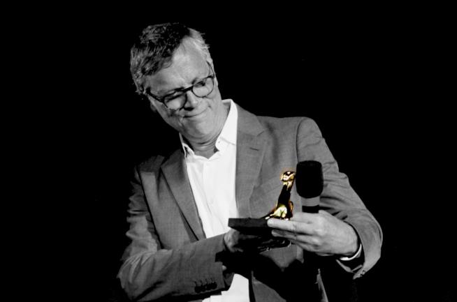 Todd Haynes, il regista di Carol, riceve il pardo d'oro a Locarno 70 Todd Haynes osserva il Pardo d'Onore