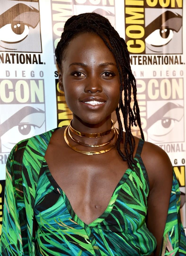 Lupita Nyong'o al panel di Black Panther Lupita Nyong'o indossa un abito verde e un collare dorato al photocall del panel di Black Panther