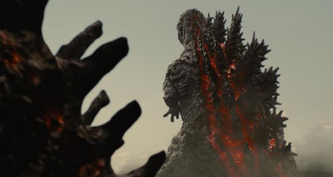 Shin Godzilla, la recensione: la rabbia e l'orgoglio di Hideaki Anno Godzilla di spalle in una scena di Shin Godzilla