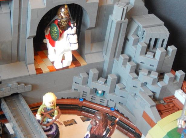 Tre personaggi della saga Il Signore degli Anelli in formato omini LEGO Tre personaggi della saga Il Signore degli Anelli in formato omini LEGO presenti nel pinball
