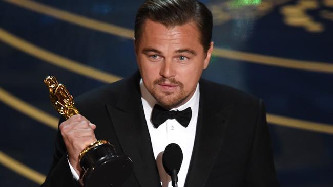 Leonardo DiCaprio riceve un Oscar speciale dai fan russi Leonardo DiCaprio con l'Oscar vinto per The Revenant