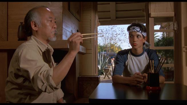 Karate Kid: arriva la serie TV sequel Ralph Macchio e Pat Morita in una scena di The Karate Kid