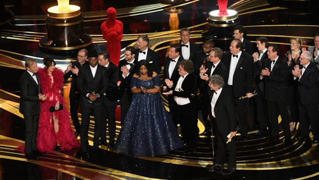 Green Book, Spike Lee e Jordan Peele infastiditi dalla vittoria del film di Peter Farrelly Tutta la famiglia di Green Book sul palco del Dolby Theatre di Los Angeles
