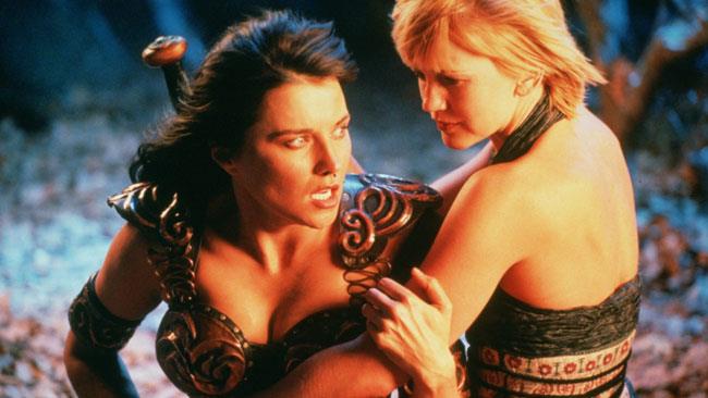 Xena tornerà per un reboot scritto da uno degli autori di Lost (ma senza Lucy Lawless) Xena e Olimpia nella serie originale di Xena