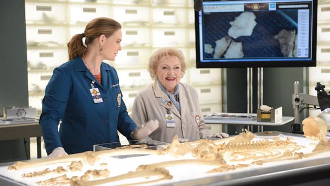 Betty White: sarà di nuovo nel cast della stagione 12 finale della serie Bones Betty White e Emily Erin Deschanel