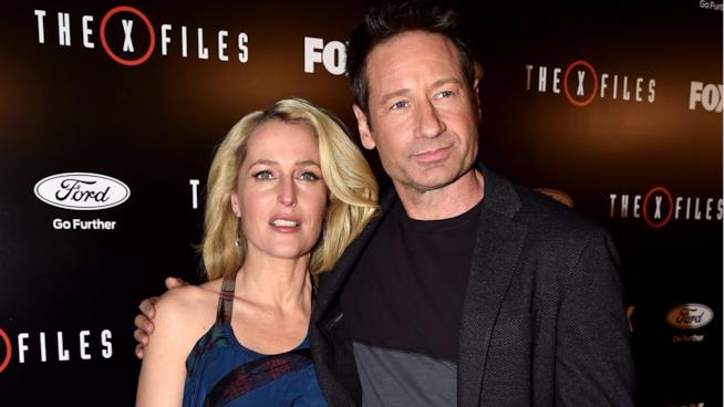 I protagonisti della serie X-FIles Mulder e Sculy di X-Files