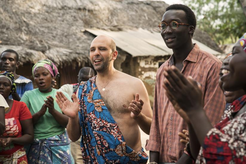 Tolo Tolo rimane in testa al Box Office italiano Checco Zalone e Souleymane Silla in una scena del film Tolo Tolo