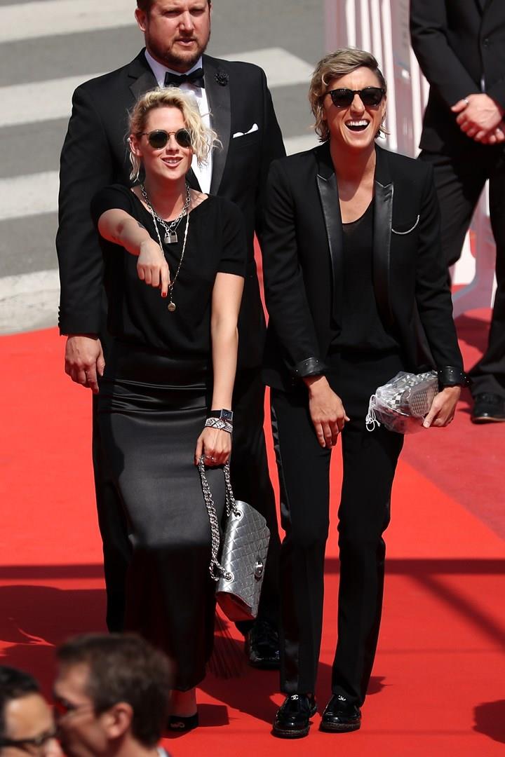 Kristen Stewart e Robert Pattinson sposano le rispettive fidanzate Kristen Stewart con Alicia Cargile a Cannes
