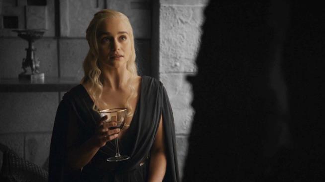 Daenerys e la sua birra, ora disponibile Daenerys in GoT 7 con bicchiere
