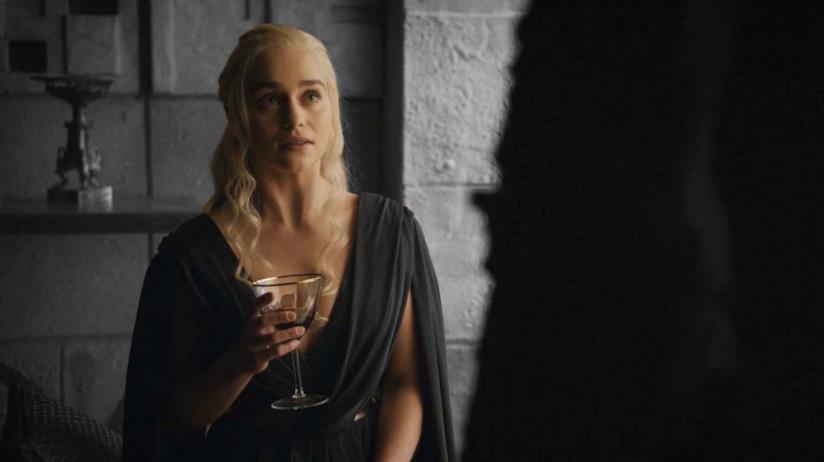 Daenerys e la sua birra, ora disponibile Daenerys in GoT 7 con bicchiere