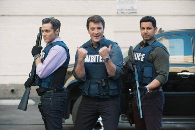 Castle, reunion sul set di The Rookie: le foto con Fillion, Dever e Huertas Seamsu Dever (sinistra), Nathan Fillion (centro) e Jon Huertas (destra) sul set di Castle