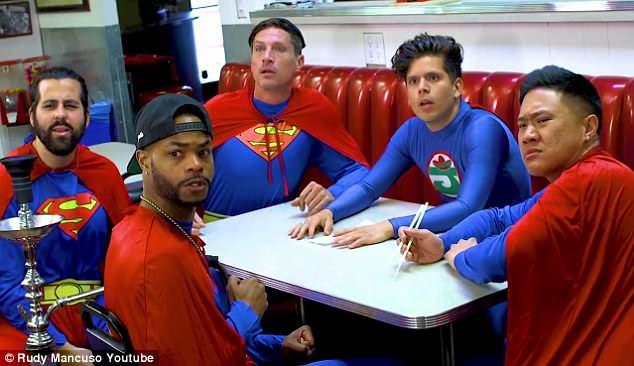 Una scena tratta dal video Superman Racist Superman Racist: cinque dei sei Superman presenti nel video di Rudy Mancuso