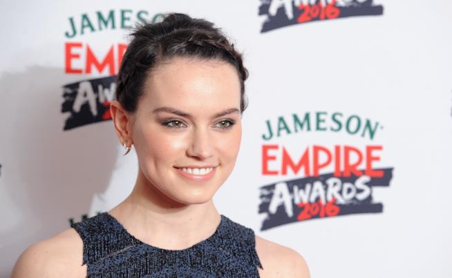 Daisy Ridley si allena per combattere con la spada laser in un video Daisy Ridley