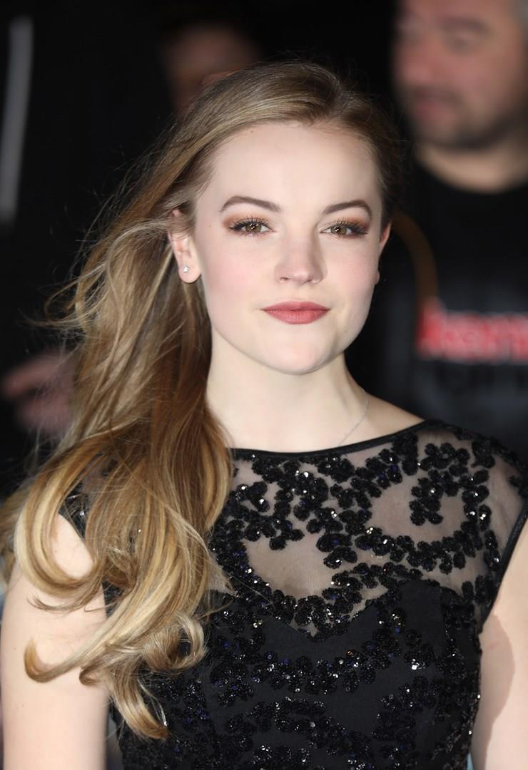 Un'immagine di Izzy Meikle-Small Izzy Meikle-Small posa sul carpet di un evento