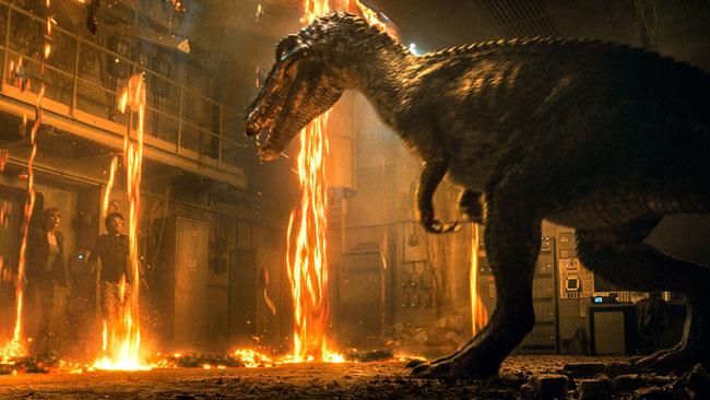 Jurassic World 2: la trama e una nuova immagine Il barionice di fronte a Claire in Jurassic World 2
