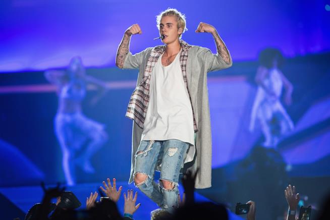 Justin Bieber ha dato un pugno ad uno dei suoi fan Immagine di Justin Bieber sul palco