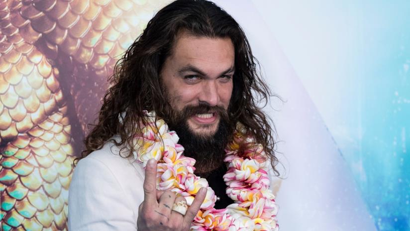 Jason Momoa senza t-shirt fa vendere i biscotti delle Girl Scout Jason Momoa alla première di Aquaman