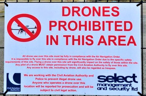Nessuno drone potrà volare sui cieli di Game of Thrones Il cartello anti-drone che campeggia intorno ai Paint Hall Studios di Belfast