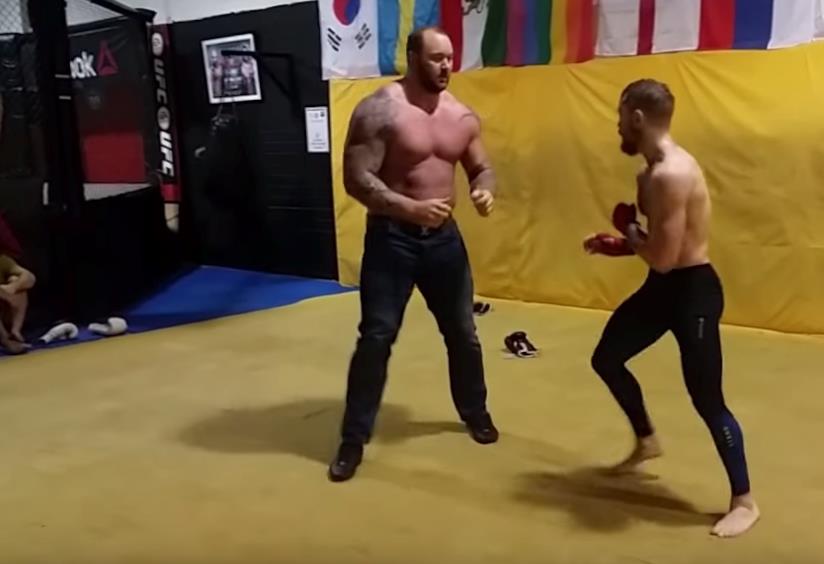 McGregor affronta la Montagna di Game of Thrones Un fotogramma del video dell'incontro di allenamento tra la Montagna e McGregor