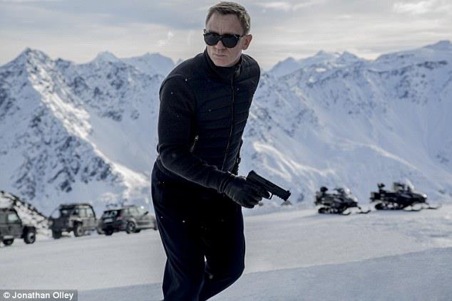 Una fonte di Page Six rivela alcune indiscrezioni sulla trama di Bond 25 Daniel Craig è James Bond in una scena di Spectre