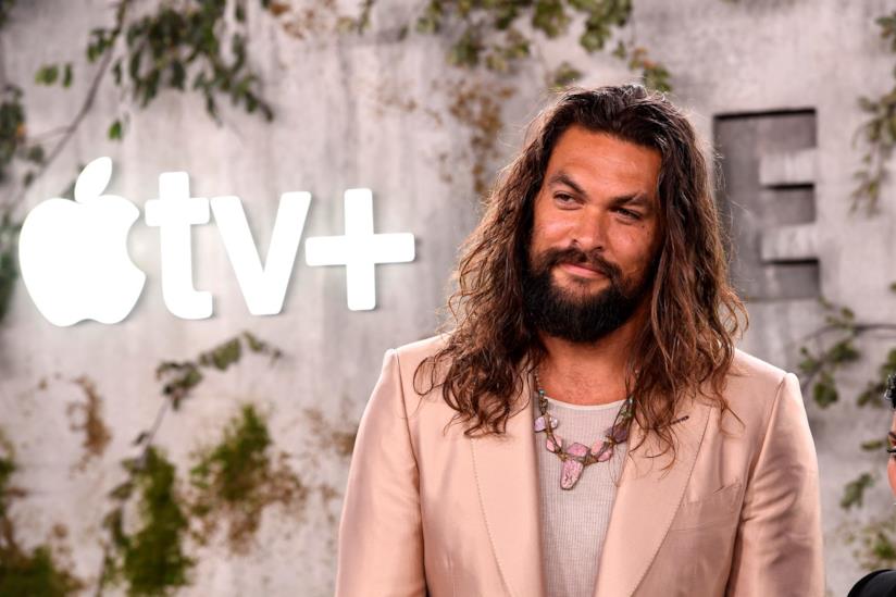 Jason Momoa dà da mangiare a un orso con la bocca Jason Momoa alla prima mondiale di See