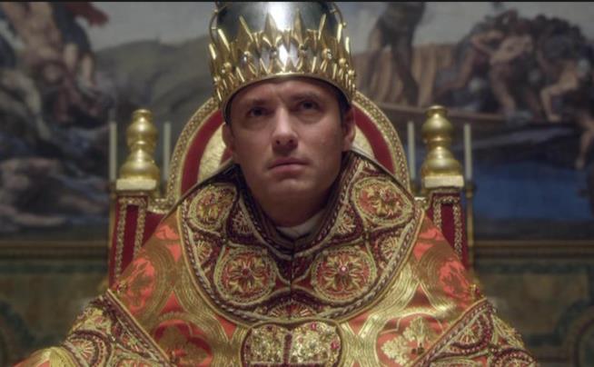 Jude Law a Venezia sul set di The New Pope Jude Law in una scena di The Young Pope