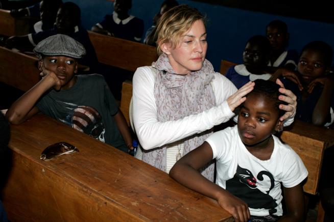 Madonna dovrà lottare per l'affidamento definitivo di Mercy Primo piano di Madonna e Mercy