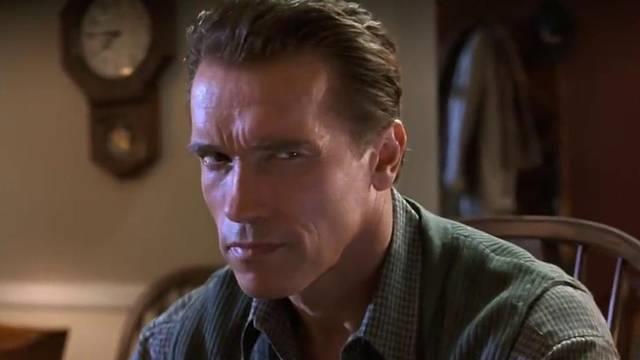 Arnold Schwarzenegger in una scena di True Lies Una scena di True Lies