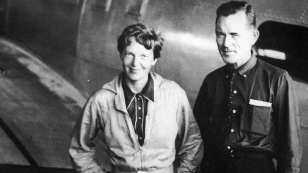 Amelia Earhart e Fred Noonan Un primo piano di Amelia Earhart e Fred Noonan