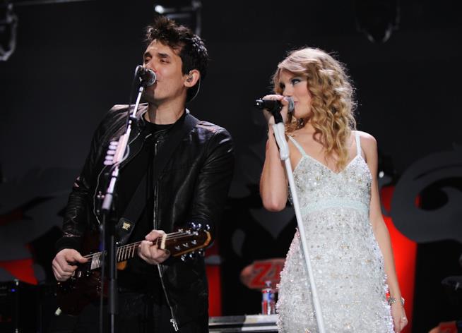 John Mayer ha deriso Taylor Swift su Twitter per il suo compleanno Primo piano di Taylor Swift e John Mayer sul palco