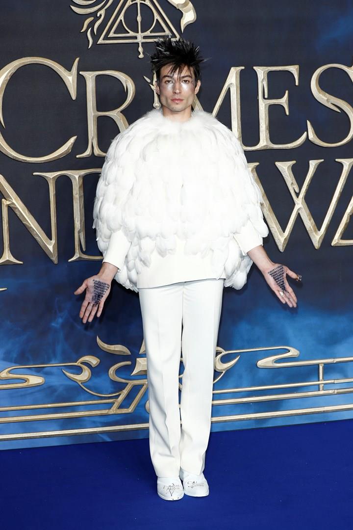 Ezra Miller vestito come Edvige alla prima londinese di Animali Fantastici 2 Ezra Miller con la Maledizione Avada Kedavra scritta sulle mani