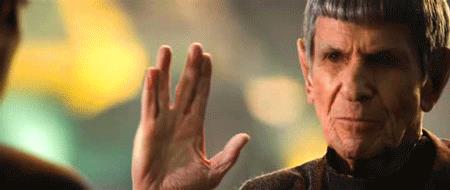 Live long and prosper Un anziano Spock porge il saluto vulcaniano