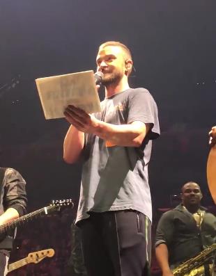 Justin Timberlake in concerto Il cantante Justin Timberlake interrompe in concerto di Detroit per realizzare il sogno di una fan
