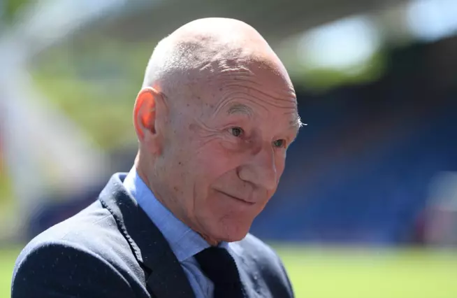 Patrick Stewart potrebbe interpretare di nuovo l'amato Capitano Jean-Luc Picard in un reboot di Star Trek Mezzobusto di Patrick Stewart con espressione sorniona