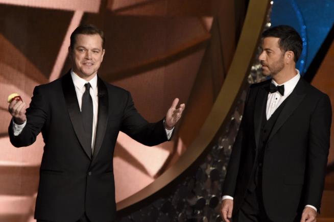 Matt Damon mangia una mela sul palco degli Emmy 2016 Primo piano di Matt Damon e Jimmy Kimmel