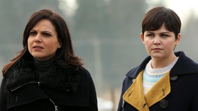 C'era un Volta vivrà nuove storie e l'ingresso di nuovi personaggi Una scena di C'era una volta con Biancaneve e Regina