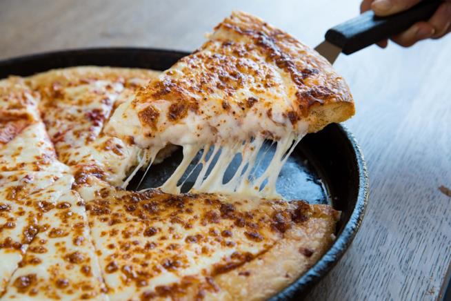 Pizza grande supera in dimensioni due pizze normali: è il risultato di calcoli matematici Calcoli dimensioni pizza