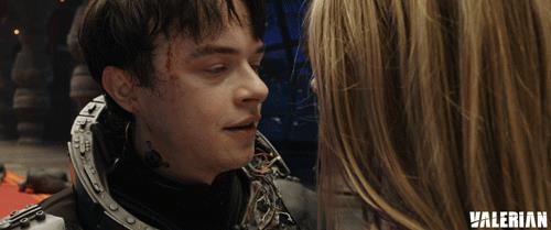 Valerian e la città dei mille pianeti Il bacio ne Valerian e la città dei mille pianeti