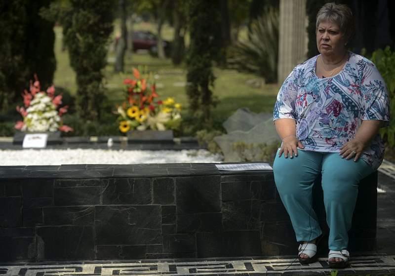 Luz Maria Escobar, sorella di Pablo Luz Maria Escobar sulla tomba del fratello