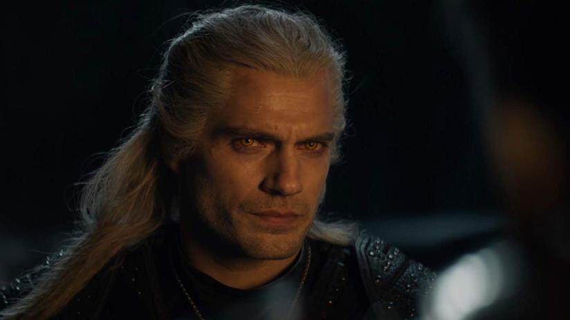 Il virus ferma i fantasy: stop alle riprese di The Witcher, Il Signore degli Anelli e La ruota del tempo Henry Cavill in una scena della serie The Witcher