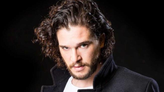 Kit Harington in Guy Fawkes Kit Harington in una posa