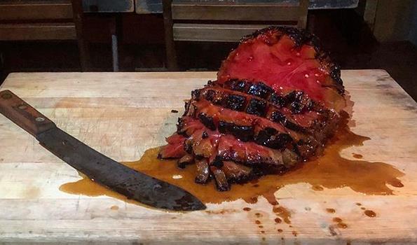 Il prosciutto d’anguria affumicata da 75 dollari a fetta ha conquistato i newyorkesi Primo piano del prosciuto d'anguria affumicata tagliato a pezzi