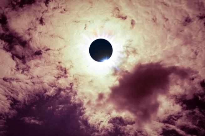 I film e le serie TV con la presenza di eclissi L'immagine di un'eclissi tra le nuvole